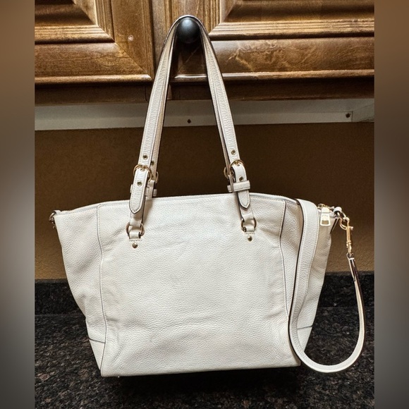 Coach C5690 Kleo Carryall Handbag
Chalk Pebbled Leather Crossbody Strap - Picture 2 of 16